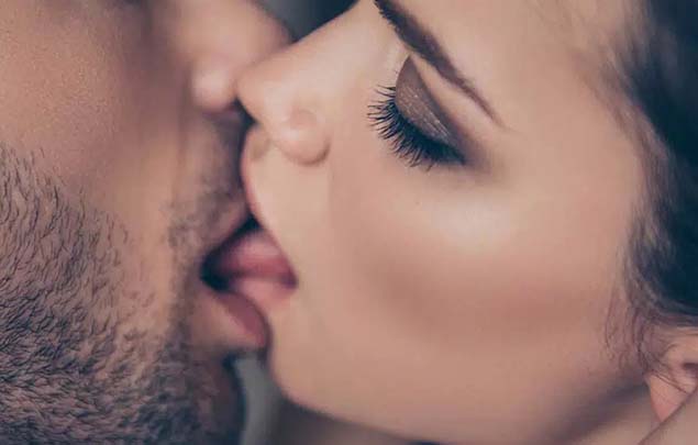 You are currently viewing Kissing and Licking in Kamasutra with call girl in aerocity